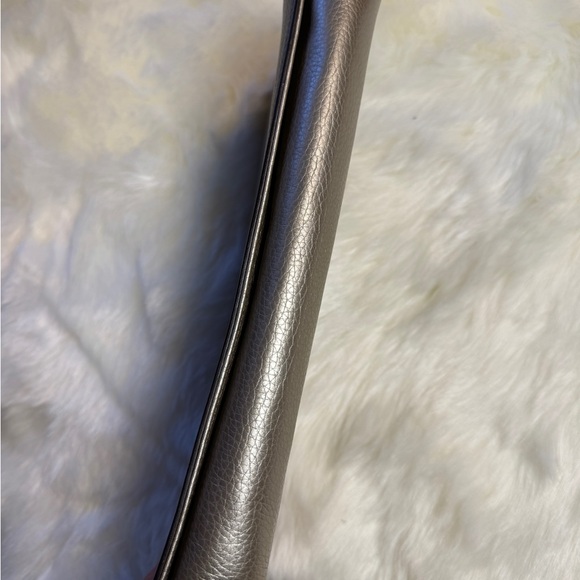 Gucci Metallic/Gold Pebble Leather Soho Clutch - Picture 9 of 16